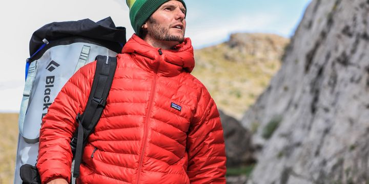 Ein Wandere trägt nachhaltige Kleidung.