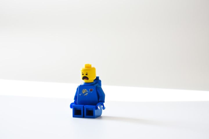 Legofigur schaut ängstlich.